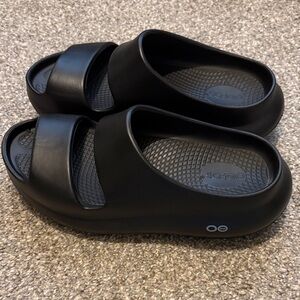 OOFOS Black Comfort Slides